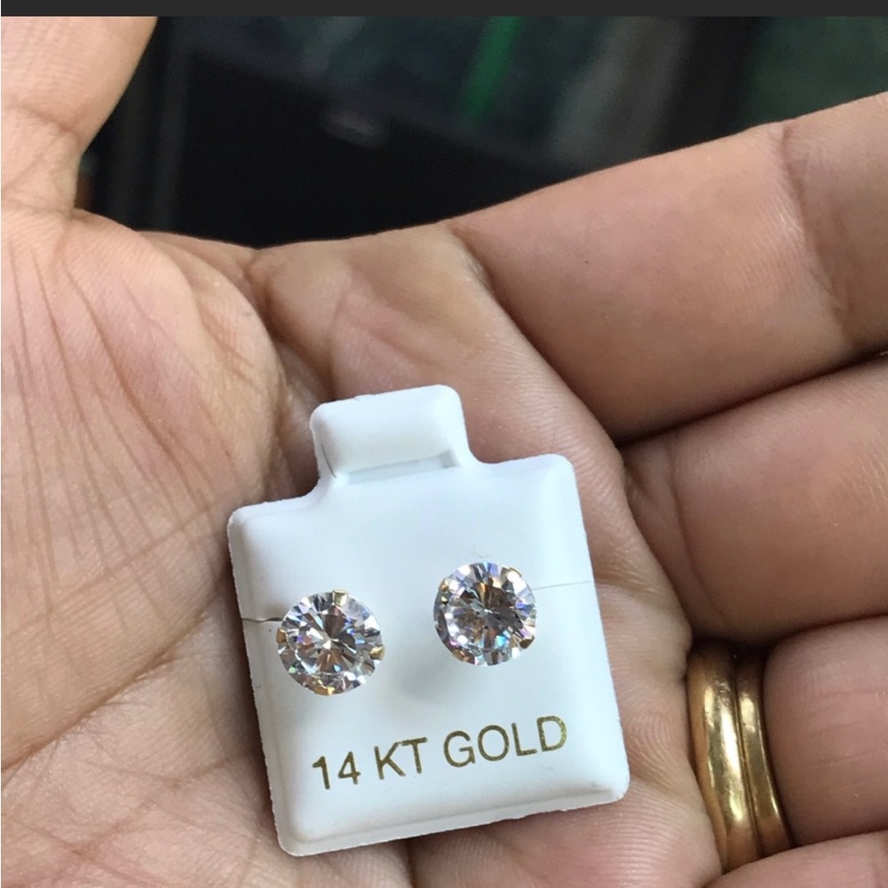 COPY - 14k Yellow Gold 7mm White Round Cut cuz with screw back